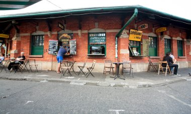 İnsanlar bir fastfood mahkemede Krakow - Zapekanka - geleneksel sokak gıda satın