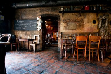 Karanlık cafe bar sandalye ile iç