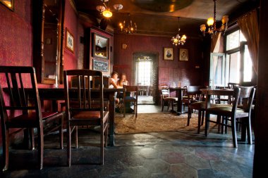 Karanlık cafe bar sandalye ile iç