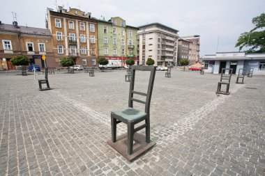 Arnavut kaldırımlı sokakta demir sandalye ile Sanat eşyaları