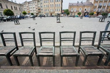 Taş sandalye sanat yükleme Arnavut kaldırımlı sokakta