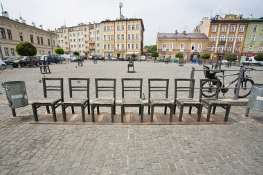 Taş sandalye sanat yükleme Arnavut kaldırımlı sokakta