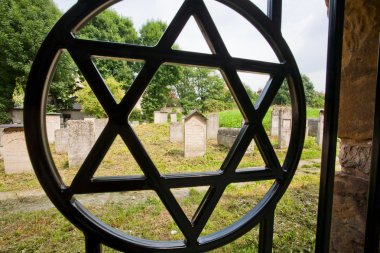 Star of David erkek Lehçe şehrin eski Yahudi mezarlığına çit
