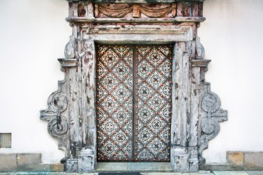 Beyaz bina eski metal kapılar