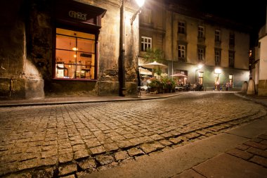 Eski şehrin Arnavut kaldırımı taş yol ve bar ve çevresinde kafeler gece sokak