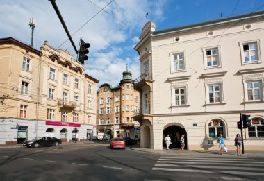 İnsanlar kavşak fener trafik işareti güneşli gün yürümek için bekleyin