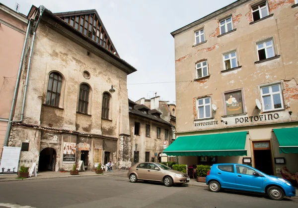 Eski sokak restoranları ile eski evleri — Stok fotoğraf
