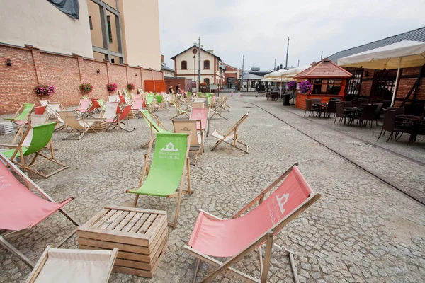 Salão de chaise de verão e móveis baratos no café ao ar livre na área urbana da cidade — Fotografia de Stock