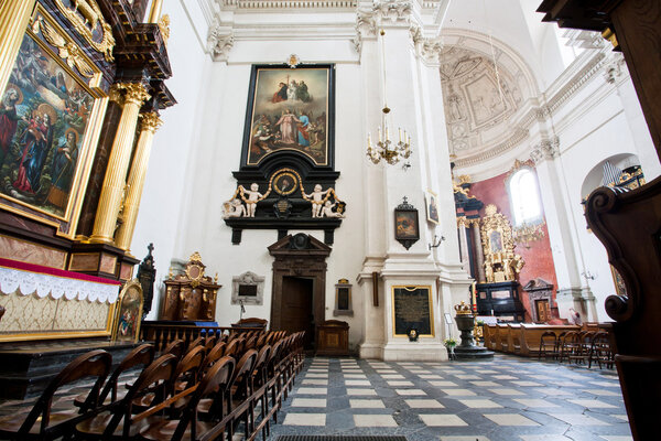 Религиозные символы внутри церкви Святых Петра и Павла построены в 1619 году
