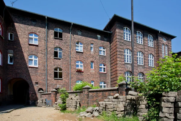 Bakstenen ommuurde huis wacht voor de wederopbouw van de historische wijk — Stockfoto