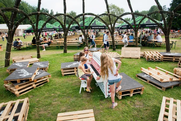 Mädchen spielen Klavier auf dem grünen Spielplatz des Volksmusikfestivals — Stockfoto