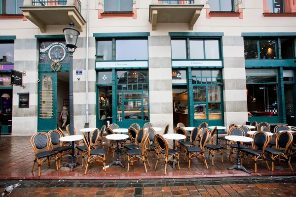 Móveis antigos fora do restaurante sob a chuva — Fotografia de Stock