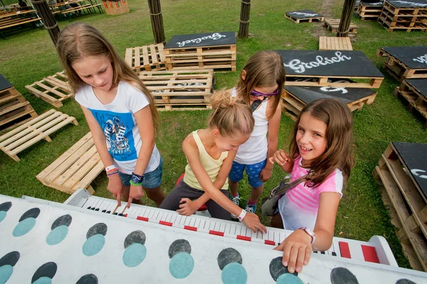 Дітей грати фортепіано відкритому фестивалі популярної музики Стокова Картинка