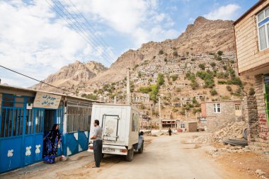 Köyün insanları kırsal yolda