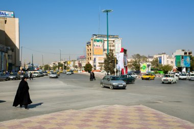 Geleneksel Tesettür elbise sokakta acele Müslüman kadın
