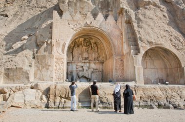 Tak-ı Bostan famouse kemerlerin izlerken turist.