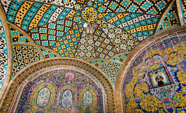 Colorido techo de baldosas del Palacio de Golestán — Foto de Stock