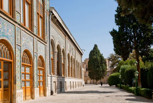 Woman in muslim dress walk through the royal courtyard — Stock Photo, Image