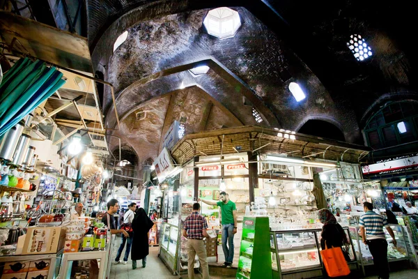 İnsan kalabalığı ile ın Bazaarı sokak yürüyüş