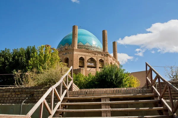 Wooden stairs to the 14 century blue domed and brick walled mausoleum Dome of Soltaniyeh — Stock Photo, Image