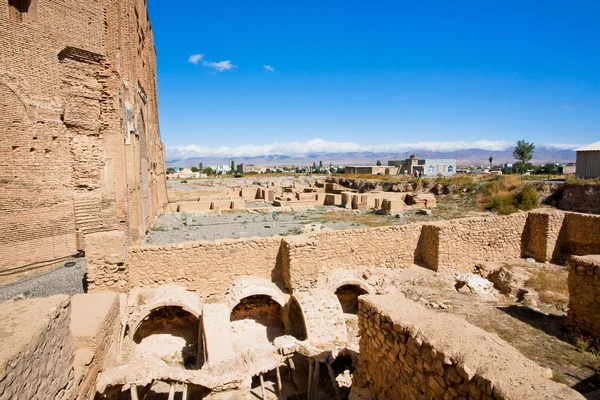 Murs de forteresse en ruine près du mausolée persan — Photo