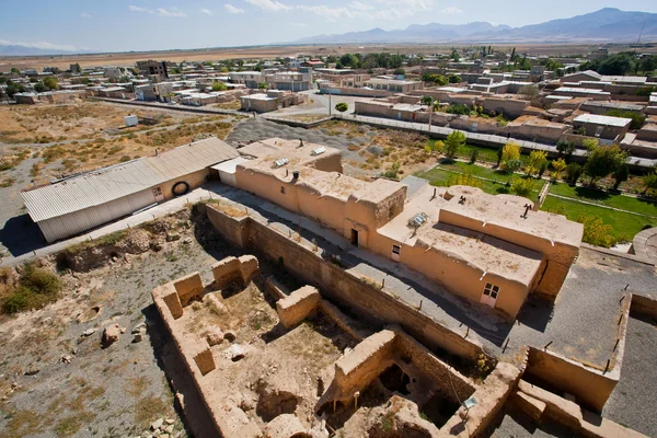 Murs de forteresse en ruine près du mausolée persan — Photo