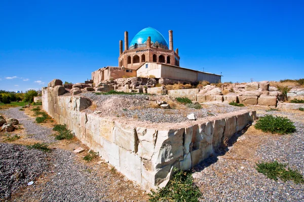 Ruins of historical wall around 14th century mausoleum — Stock Photo, Image