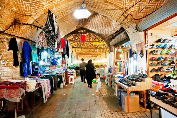 Kind mit den Eltern auf den Marktstraßen — Stockfoto