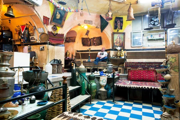 Carpets, ceramics and old furniture in a Persian restaurant — Stock Photo, Image