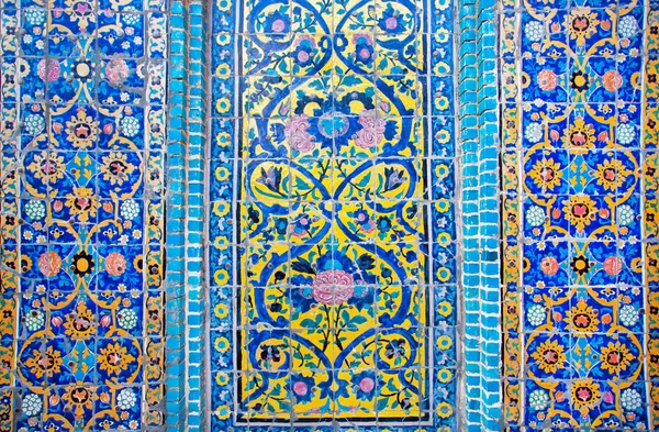Parede modelada colorida com azulejos de edifício histórico — Fotografia de Stock
