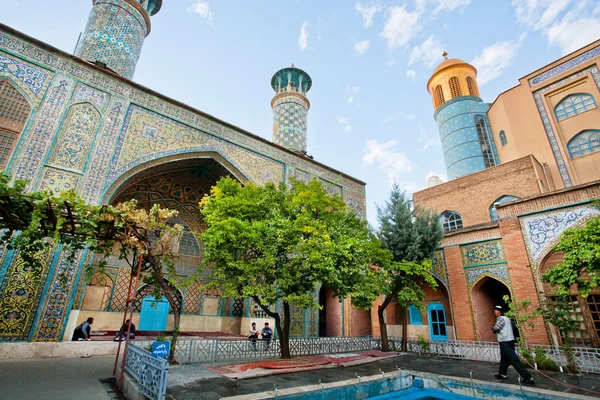 Cour de la mosquée avec minarets — Photo