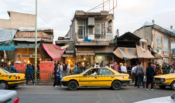 Az emberek séta körül utcai piac, a vonal-ból taxi autók — Stock Fotó