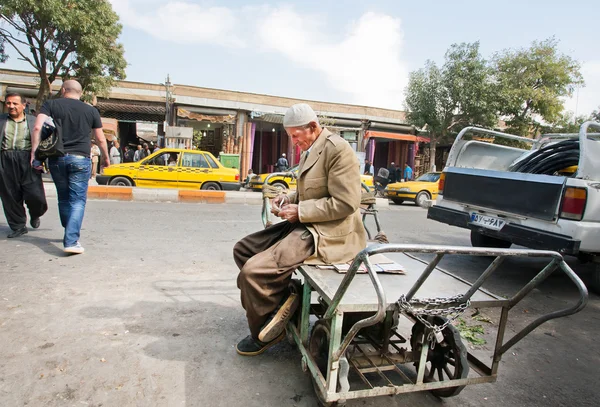 Older worker of oriental market earned some money — Stock Photo, Image