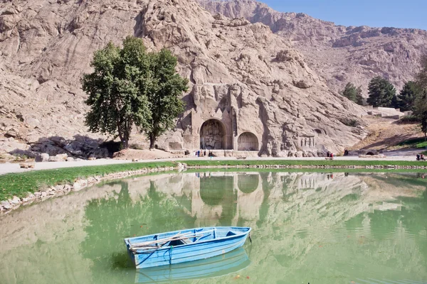 Lake of mountains with ancient Arches of Taq-e Bostan. — Stock Photo, Image