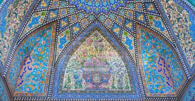 Fayans Farsça Camii kubbe mavi renk desenli