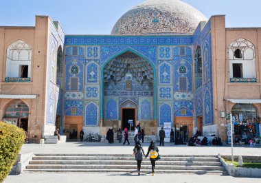 Geleneksel hijabs Imam Meydanı'na acele'de iki kız