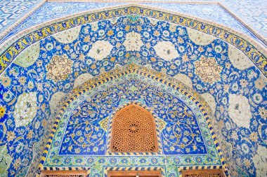 İran'da tarihi bir binanın ahşap pencere ile niş içinde Pers desenleri ile güzel Seramik Karo