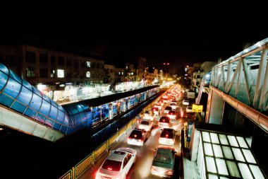 Trafik ışıkları gece kentsel City ile taşıma