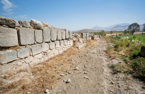 Ländlicher Pfad entlang der Steinmauer eines mittelalterlichen Gebäudes — Stockfoto