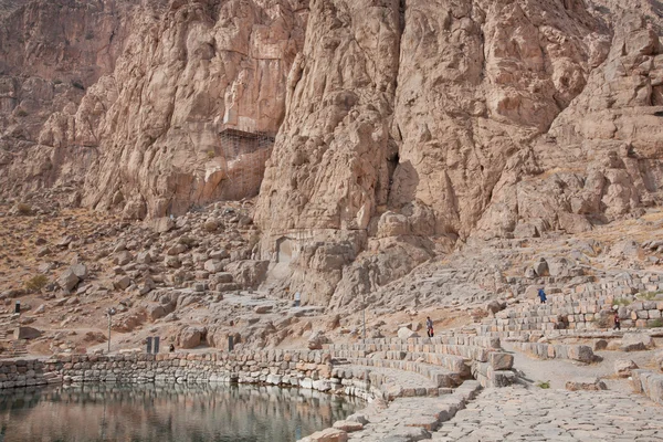 Горное озеро в красивой персидской долине с историческими скалистыми рельефами — стоковое фото