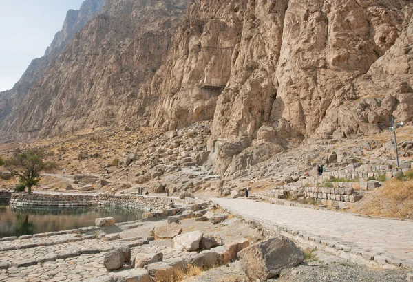 Tourists walk past the mountain range in beautiful persian valley — Stock Photo, Image