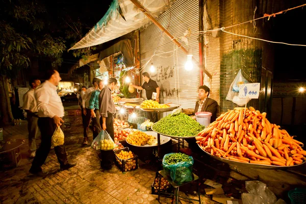 市场交易员卖蔬菜和水果对夜市 — 图库照片