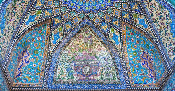 Dôme à motifs de couleur bleue avec tuiles de mosquée persane — Photo