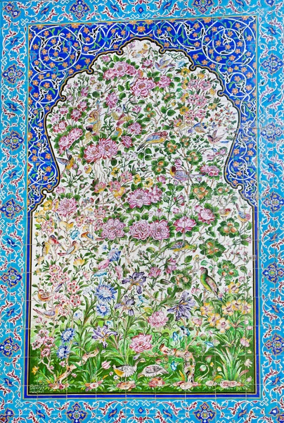 Kutunun üstünde belgili tanımlık duvar üzerindeki desenleri