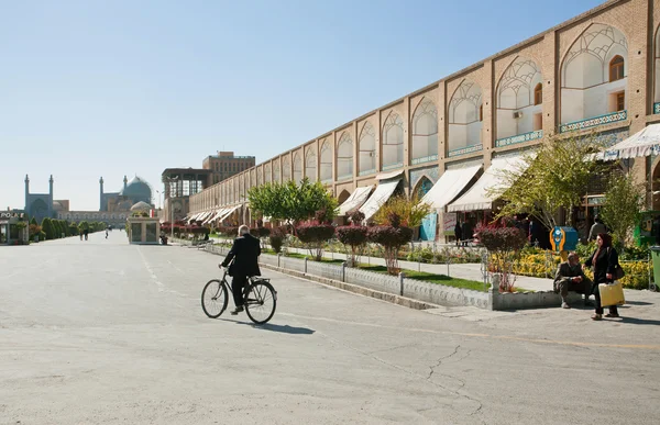 Fietser rijdt een fiets langs de oude bazaar — Stockfoto