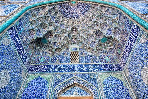 Beautiful ceramic tile with Persian patterns of a historic building — Stock Photo, Image