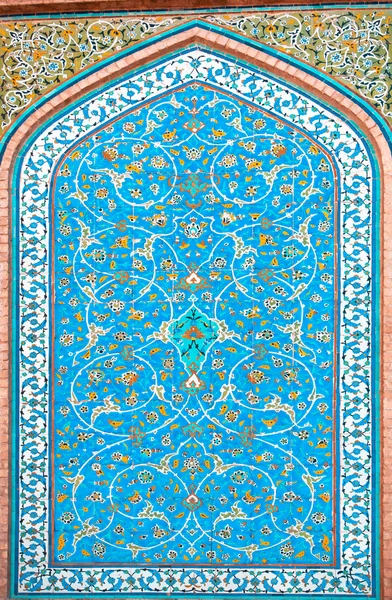 Beautiful ceramic tile with Persian patterns of a historic building — Stock Photo, Image