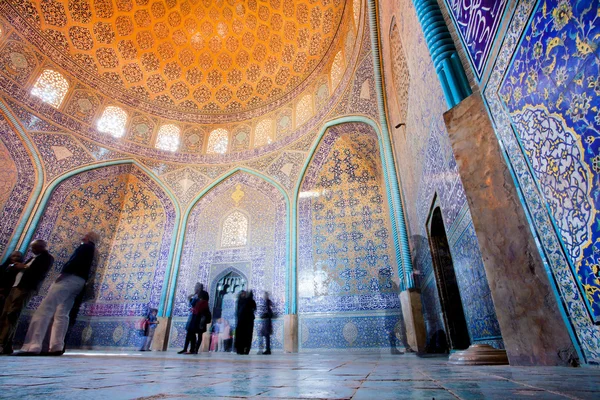 Turisták belül fantasztikus tervezett mosque — Stock Fotó