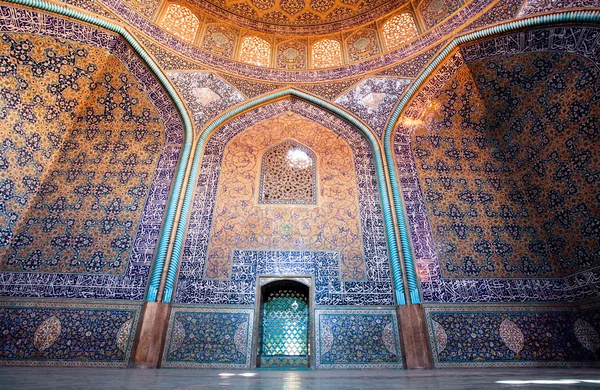 Színes mintás falai, csempe, belső rész a mecset — Stock Fotó