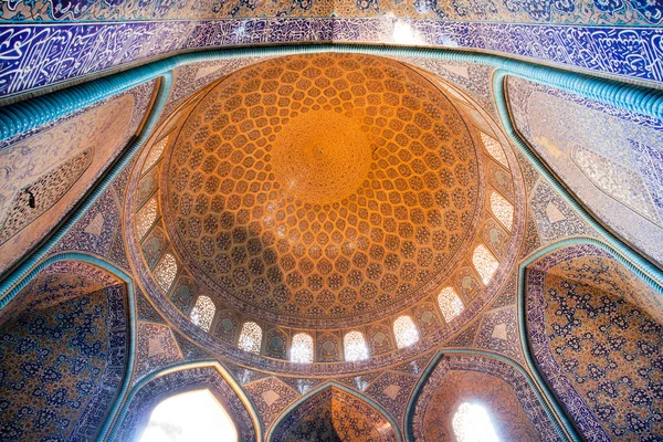 Cúpula dentro da fantástica mesquita projetada — Fotografia de Stock